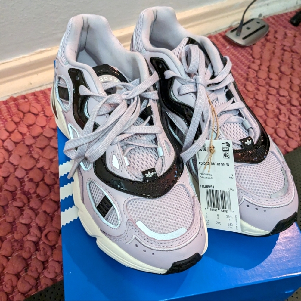 Adidas astir sn w 7,5 or 39,5